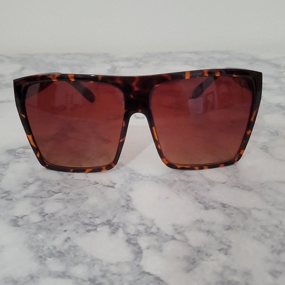 Oversized Sunglasses - Picture 4 of 6